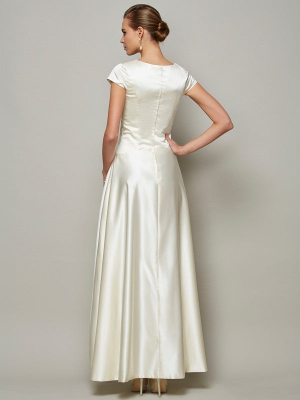 Robe longue en satin à manches courtes et perles pour mère de la mariée